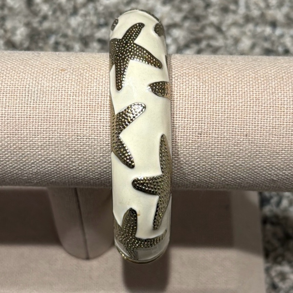 • Sequin • Cream Enamel & Gold tone Starfish Hinged Bangle Bracelet